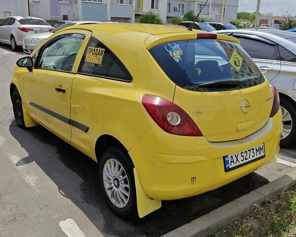 Желтый Опель Корса, объемом двигателя 1.23 л и пробегом 249 тыс. км за 3700 $, фото 2 на Automoto.ua