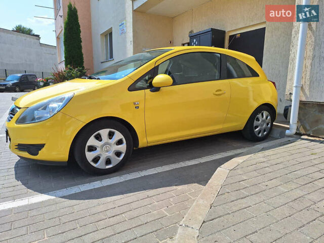 Желтый Опель Корса, объемом двигателя 1.4 л и пробегом 160 тыс. км за 5500 $, фото 1 на Automoto.ua