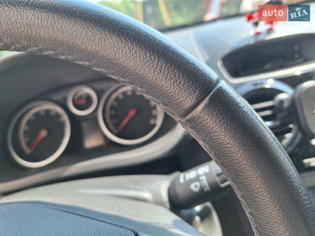 Желтый Опель Корса, объемом двигателя 1.4 л и пробегом 160 тыс. км за 5500 $, фото 9 на Automoto.ua