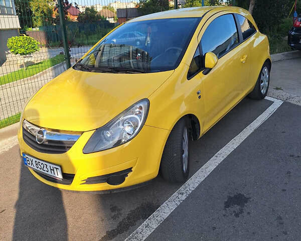 Желтый Опель Корса, объемом двигателя 1.4 л и пробегом 160 тыс. км за 5500 $, фото 3 на Automoto.ua