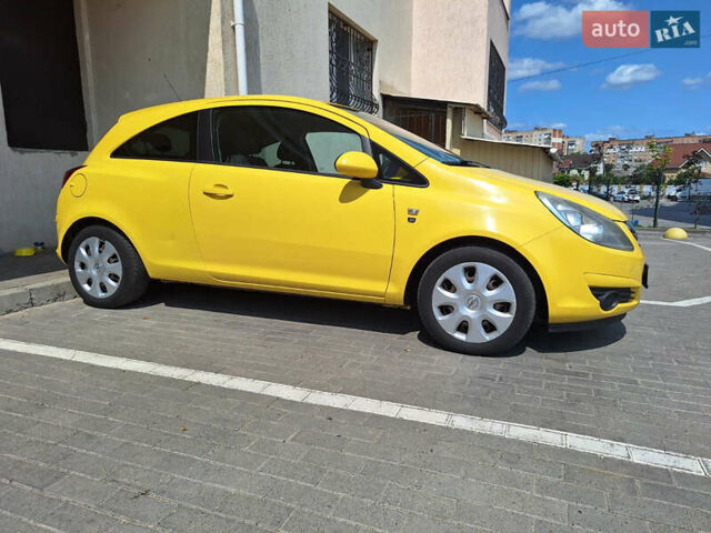 Желтый Опель Корса, объемом двигателя 1.4 л и пробегом 160 тыс. км за 5500 $, фото 2 на Automoto.ua