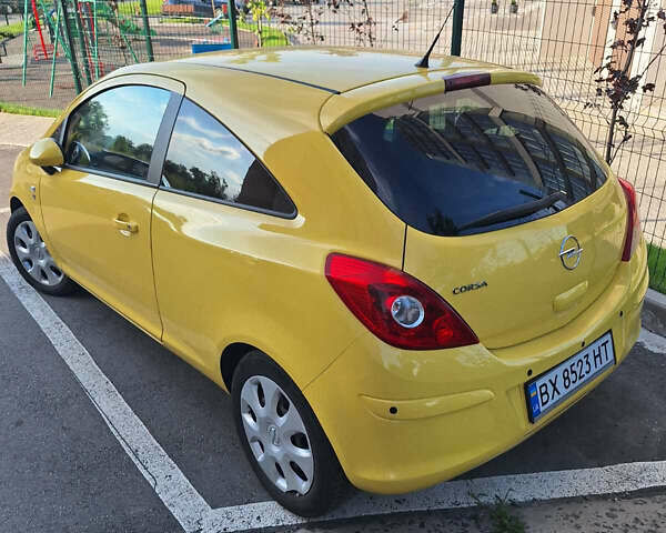 Желтый Опель Корса, объемом двигателя 1.4 л и пробегом 160 тыс. км за 5500 $, фото 4 на Automoto.ua