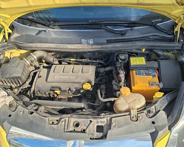 Желтый Опель Корса, объемом двигателя 1.4 л и пробегом 160 тыс. км за 5500 $, фото 14 на Automoto.ua