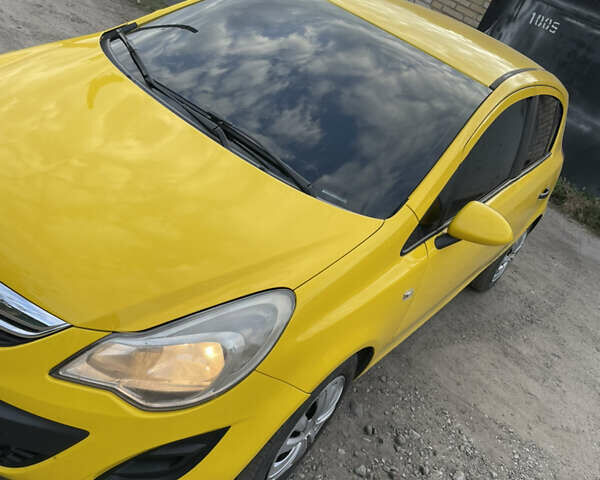 Желтый Опель Корса, объемом двигателя 1.2 л и пробегом 250 тыс. км за 4300 $, фото 8 на Automoto.ua