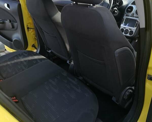 Опель Корса 2011 в Ровно на Automoto.ua Желтый Опель Корса, объемом двигателя 1.3 л и пробегом 230 тыс. км за 6400 $, фото 2 на Automoto.ua