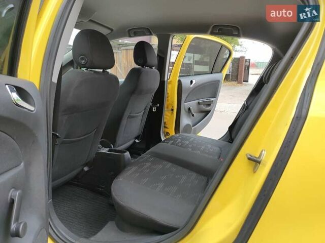 Желтый Опель Корса, объемом двигателя 1.23 л и пробегом 176 тыс. км за 5500 $, фото 23 на Automoto.ua