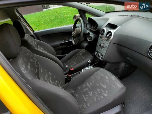 Желтый Опель Корса, объемом двигателя 1.23 л и пробегом 176 тыс. км за 5500 $, фото 1 на Automoto.ua