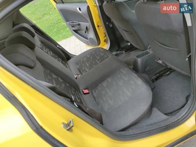 Желтый Опель Корса, объемом двигателя 1.23 л и пробегом 176 тыс. км за 5500 $, фото 11 на Automoto.ua