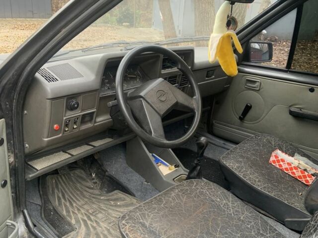 Серый Опель Корса, объемом двигателя 1.3 л и пробегом 333 тыс. км за 600 $, фото 9 на Automoto.ua