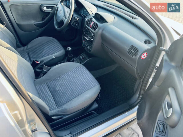 Серый Опель Корса, объемом двигателя 1.2 л и пробегом 194 тыс. км за 3600 $, фото 4 на Automoto.ua