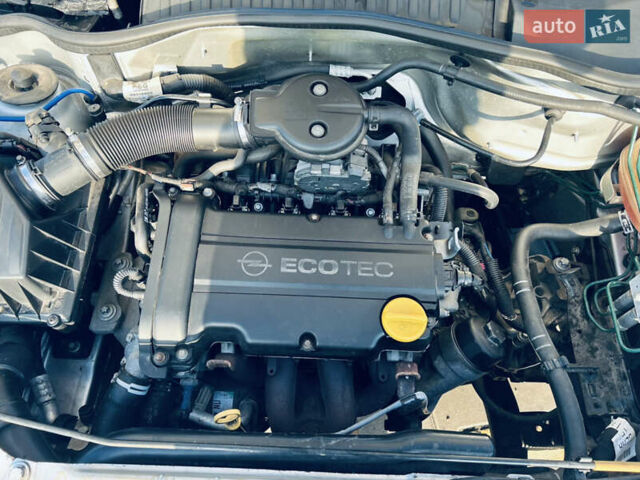 Серый Опель Корса, объемом двигателя 1.2 л и пробегом 194 тыс. км за 3600 $, фото 8 на Automoto.ua