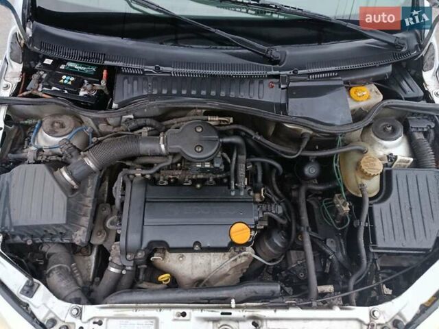 Сірий Опель Корса, об'ємом двигуна 1.2 л та пробігом 220 тис. км за 3300 $, фото 3 на Automoto.ua