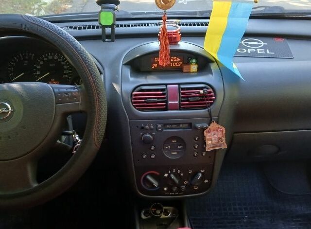 Серый Опель Корса, объемом двигателя 1.2 л и пробегом 163 тыс. км за 3500 $, фото 2 на Automoto.ua