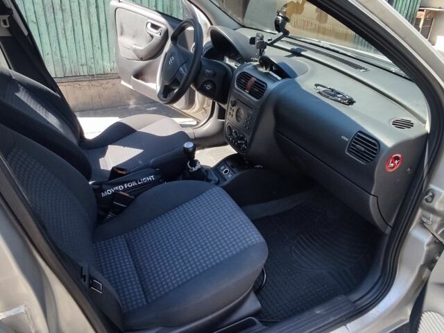 Сірий Опель Корса, об'ємом двигуна 1.2 л та пробігом 216 тис. км за 2500 $, фото 1 на Automoto.ua