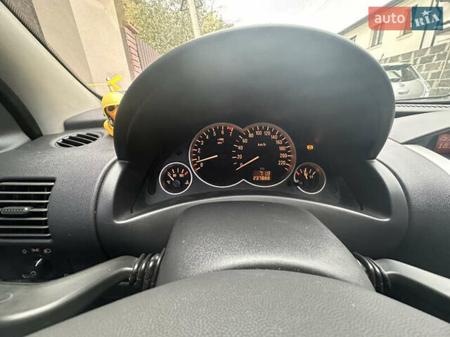 Серый Опель Корса, объемом двигателя 1 л и пробегом 237 тыс. км за 2900 $, фото 14 на Automoto.ua