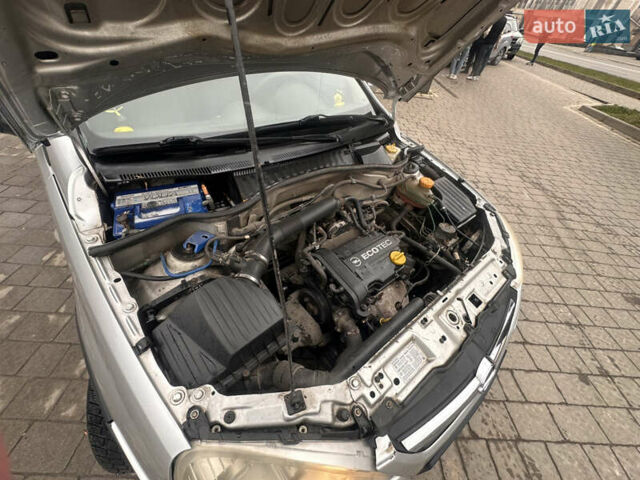 Серый Опель Корса, объемом двигателя 1 л и пробегом 238 тыс. км за 2800 $, фото 6 на Automoto.ua