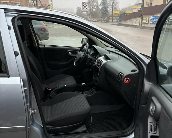 Серый Опель Корса, объемом двигателя 1 л и пробегом 137 тыс. км за 3600 $, фото 6 на Automoto.ua