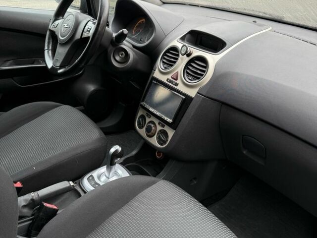 Серый Опель Корса, объемом двигателя 1.2 л и пробегом 220 тыс. км за 3999 $, фото 10 на Automoto.ua