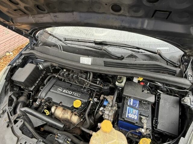 Серый Опель Корса, объемом двигателя 1.2 л и пробегом 220 тыс. км за 3999 $, фото 8 на Automoto.ua