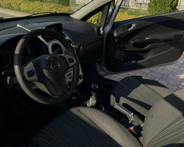 Серый Опель Корса, объемом двигателя 1.3 л и пробегом 228 тыс. км за 4500 $, фото 6 на Automoto.ua