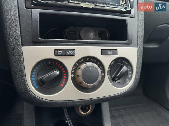 Сірий Опель Корса, об'ємом двигуна 1.23 л та пробігом 255 тис. км за 3900 $, фото 16 на Automoto.ua