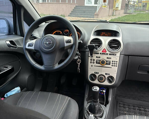 Серый Опель Корса, объемом двигателя 1.25 л и пробегом 215 тыс. км за 5000 $, фото 6 на Automoto.ua