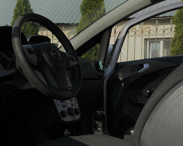 Серый Опель Корса, объемом двигателя 1.3 л и пробегом 228 тыс. км за 4500 $, фото 7 на Automoto.ua