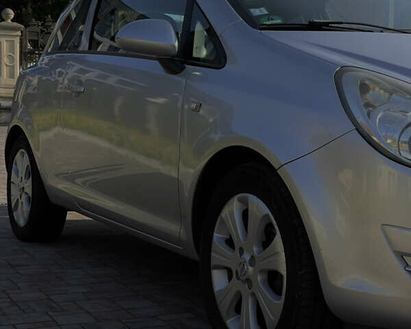 Серый Опель Корса, объемом двигателя 1.3 л и пробегом 228 тыс. км за 4500 $, фото 4 на Automoto.ua