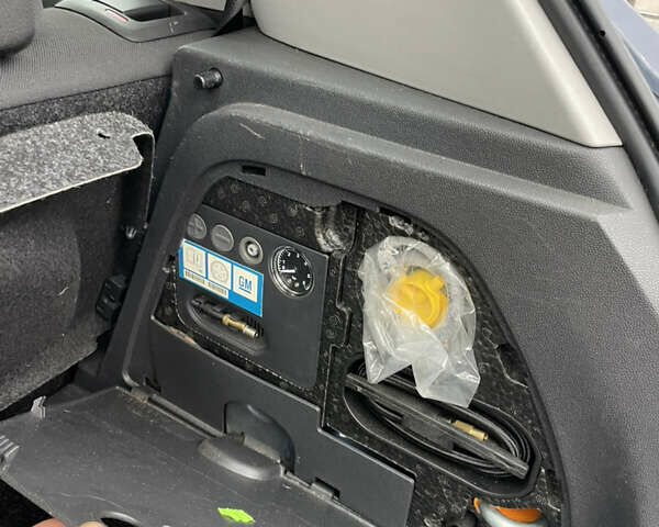 Серый Опель Корса, объемом двигателя 1.2 л и пробегом 181 тыс. км за 4700 $, фото 18 на Automoto.ua