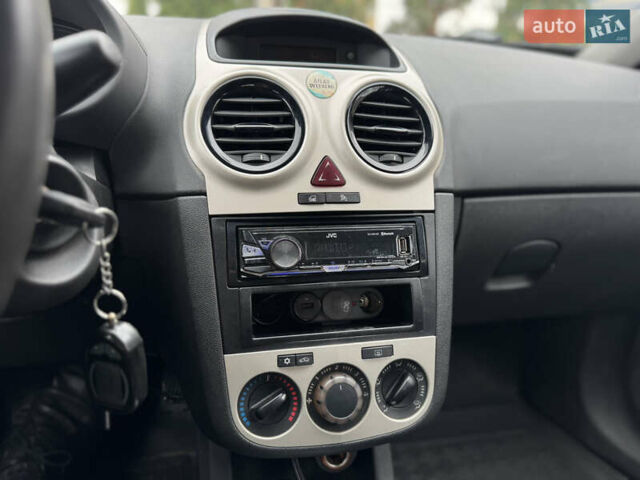 Сірий Опель Корса, об'ємом двигуна 1.23 л та пробігом 255 тис. км за 3900 $, фото 18 на Automoto.ua