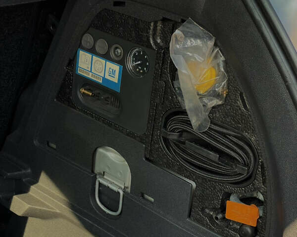 Серый Опель Корса, объемом двигателя 1.3 л и пробегом 228 тыс. км за 4500 $, фото 9 на Automoto.ua