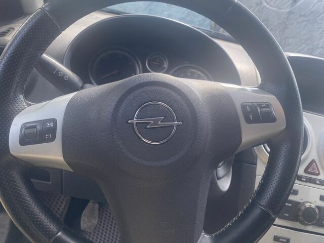 Серый Опель Корса, объемом двигателя 1.2 л и пробегом 290 тыс. км за 4500 $, фото 4 на Automoto.ua