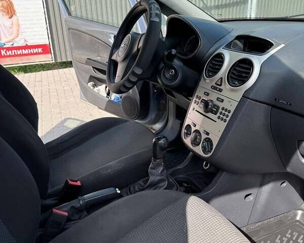 Серый Опель Корса, объемом двигателя 1.36 л и пробегом 185 тыс. км за 4800 $, фото 5 на Automoto.ua