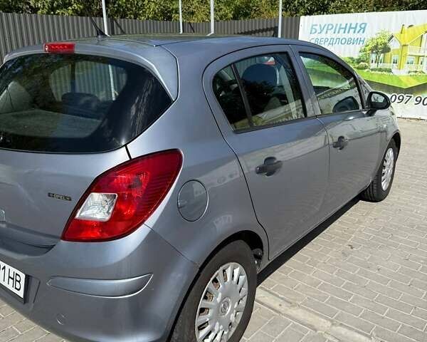 Серый Опель Корса, объемом двигателя 1.36 л и пробегом 185 тыс. км за 4800 $, фото 2 на Automoto.ua