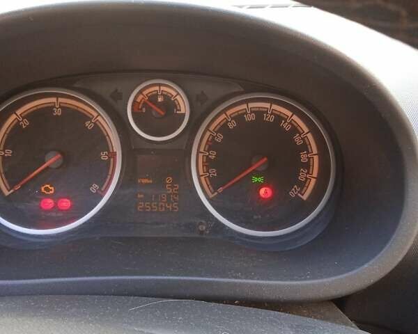 Серый Опель Корса, объемом двигателя 1.2 л и пробегом 255 тыс. км за 5400 $, фото 10 на Automoto.ua