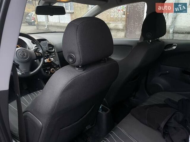 Серый Опель Корса, объемом двигателя 1.3 л и пробегом 304 тыс. км за 4000 $, фото 2 на Automoto.ua