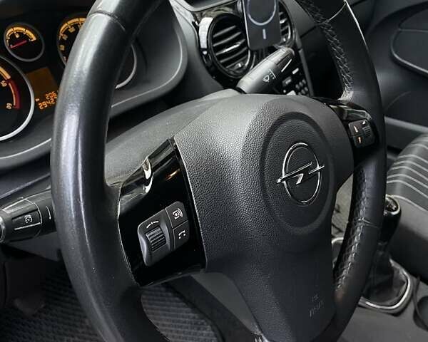 Серый Опель Корса, объемом двигателя 1.3 л и пробегом 304 тыс. км за 4000 $, фото 5 на Automoto.ua