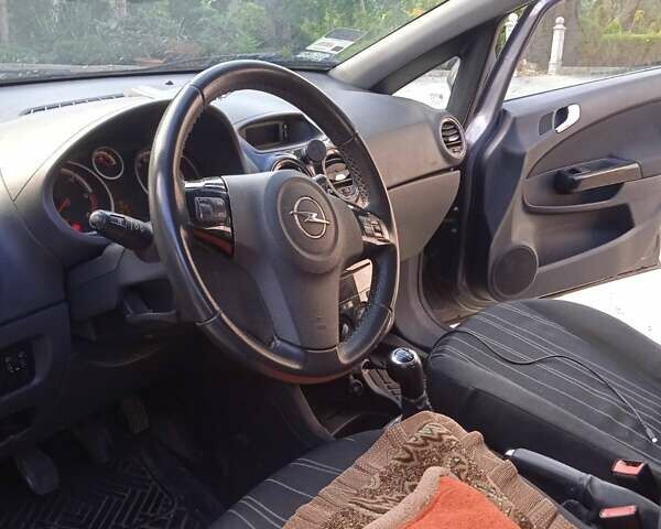 Серый Опель Корса, объемом двигателя 1.2 л и пробегом 255 тыс. км за 5400 $, фото 2 на Automoto.ua