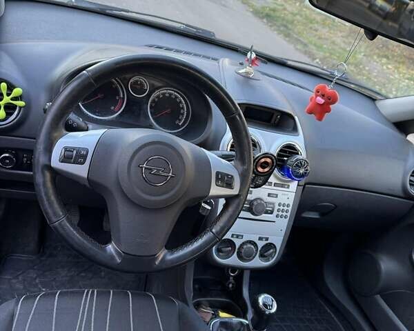 Серый Опель Корса, объемом двигателя 1.25 л и пробегом 265 тыс. км за 4000 $, фото 6 на Automoto.ua