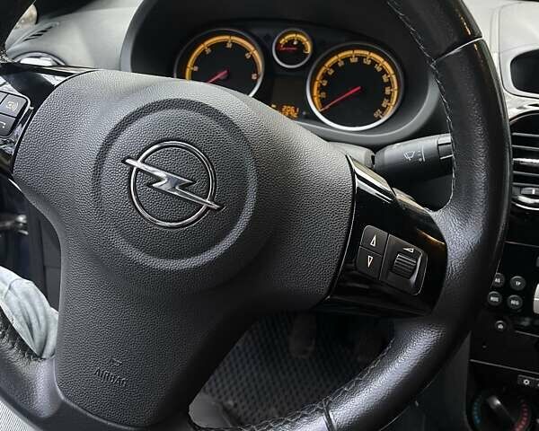 Серый Опель Корса, объемом двигателя 1.3 л и пробегом 304 тыс. км за 4000 $, фото 3 на Automoto.ua