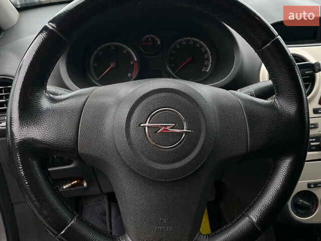 Серый Опель Корса, объемом двигателя 1.25 л и пробегом 265 тыс. км за 3800 $, фото 9 на Automoto.ua