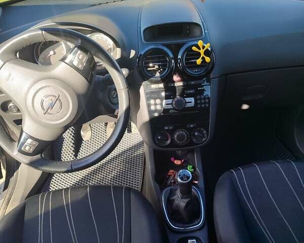 Опель Корса 2010 в Львове на Automoto.ua Серый Опель Корса, объемом двигателя 1.3 л и пробегом 266 тыс. км за 4650 $, фото 3 на Automoto.ua