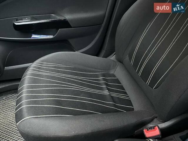 Серый Опель Корса, объемом двигателя 1.3 л и пробегом 304 тыс. км за 4000 $, фото 6 на Automoto.ua