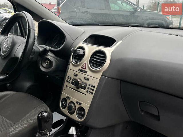 Серый Опель Корса, объемом двигателя 1.25 л и пробегом 265 тыс. км за 3999 $, фото 8 на Automoto.ua