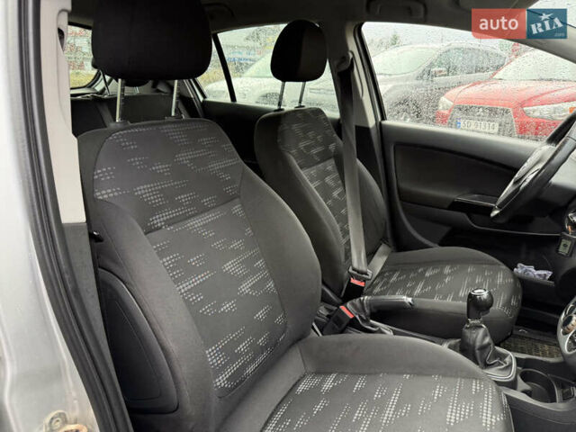 Серый Опель Корса, объемом двигателя 1.3 л и пробегом 257 тыс. км за 4500 $, фото 16 на Automoto.ua