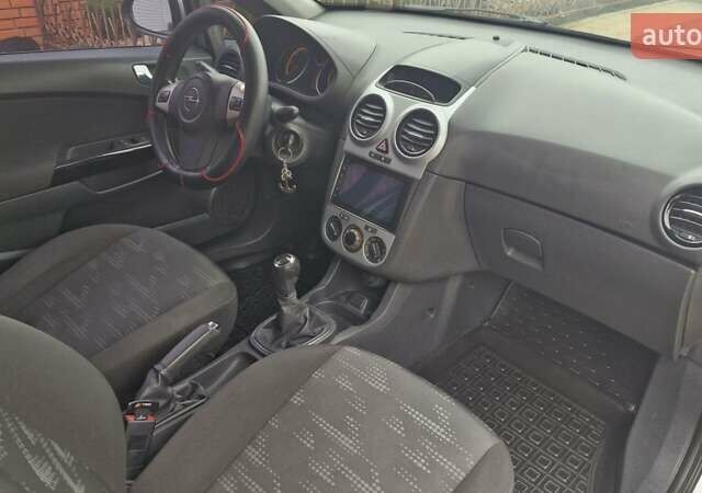 Серый Опель Корса, объемом двигателя 1.3 л и пробегом 220 тыс. км за 3650 $, фото 17 на Automoto.ua