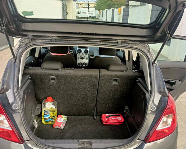 Серый Опель Корса, объемом двигателя 1.23 л и пробегом 314 тыс. км за 4900 $, фото 10 на Automoto.ua