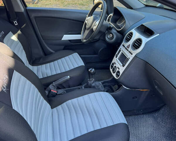 Серый Опель Корса, объемом двигателя 1.3 л и пробегом 331 тыс. км за 4800 $, фото 9 на Automoto.ua