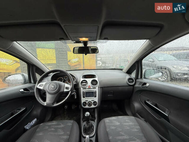 Серый Опель Корса, объемом двигателя 1.3 л и пробегом 257 тыс. км за 4500 $, фото 2 на Automoto.ua