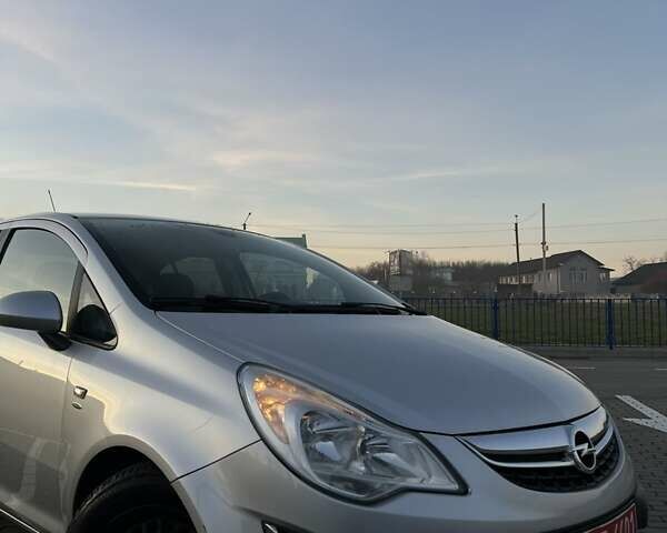 Сірий Опель Корса, об'ємом двигуна 1.36 л та пробігом 207 тис. км за 5500 $, фото 2 на Automoto.ua